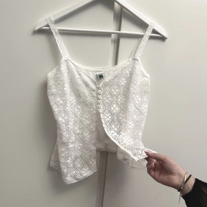 Spets linne  - Ett superfint linne som tyvärr är för stort för mig, men hade suttit jättefint på någon med storlek M-L💕💕 pris kan diskuteras! 