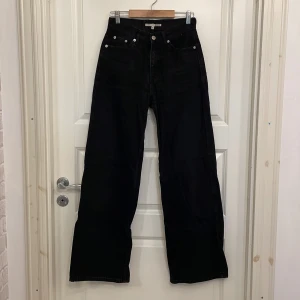 Svarta wide leg jeans  - Säljer dessa snygga svarta wide leg jeans då dom inte används längre. Sitter hur bra som helst.