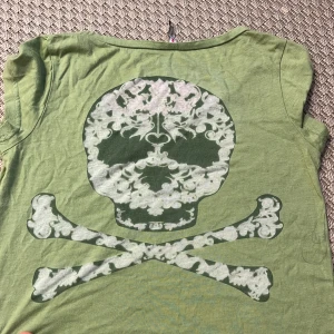 Grön vintage tröja  - Jätte fint grön tröja med en fin detalj i baksidan 