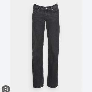 Svart gråa lågmidjade jeans från Weekday i modellen arrow low! Köpte för 590kr säljer för 250kr