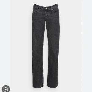 Weekday jeans - Svart gråa lågmidjade jeans från Weekday i modellen arrow low! Köpte för 590kr säljer för 250kr