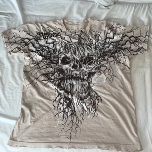 Affliction tshirt  - Insanely cool affliction tshirt, vill göra intresse koll på denna affliction T-shirten. **KÖP INTE, INGEN REFUND** tar oxå trades, dm vid intresse 🤫💯 **size Medium**