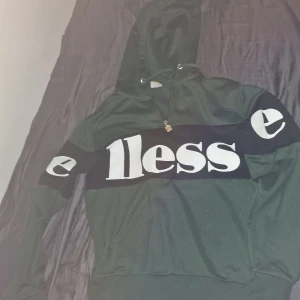 Ellesse hoodie - Grön ellesse hoodie i storlek M passar även S de är änvänd fåtal gånger nu är den t salu pris kan diskuteras