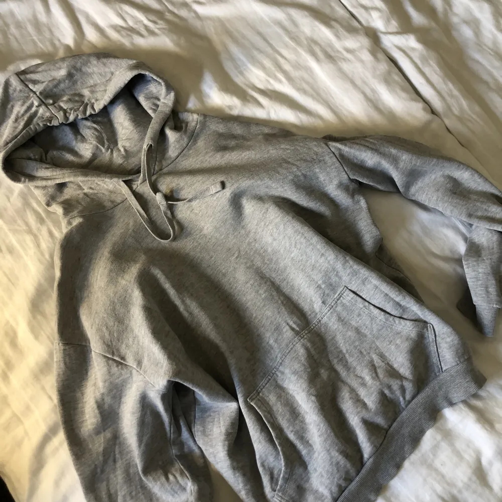 En grå hoodie från Cubus i storlek S. Använd men fortfarande i fint skick🩵. Hoodies.