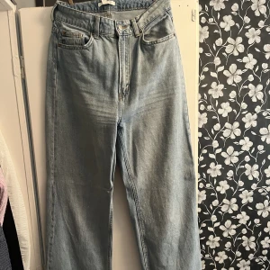 Ljusblå jeans  - Ljusblåa jeans från HM. Raka ben. Superfina men tyvärr för små för mig. Aldrig använda. Storlek 38/M.