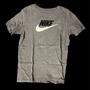 Nike T shirt - Inte använd bara testad barnstorlek  XL    158-170 Passar S perfekt 