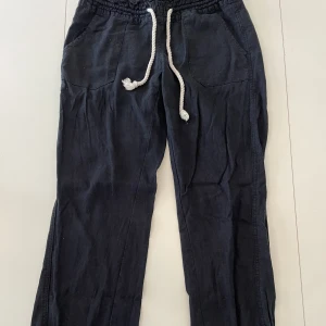 Roxy linnebyxor  - Roxy linnebyxor beställda från zalando. Använda ganska så mycket men ser bra ut. I mörkblå/marinblå. Dem är väldigt lågmidjade vilket är skitsnyggt!