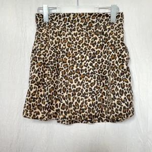 Minikjol - Fin kjol från Bikbok. Använd, men i väldigt fint skick. Normal i storleken.