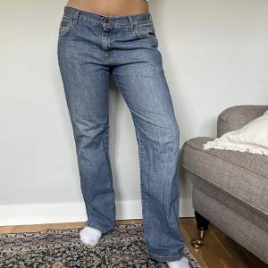 Snygga lågmidjade Wrangler jeans!  Står tyvärr ej storlek, men skulle gissa waist 32. Har vanligtvis waist 28/29 och är 170 cm. (Har sytt in och broderat fickorna och blommorna själv, kan sprätta bort innan jag skickar.) Skriv för fler bilder och mått❣️