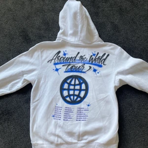 Hov1 merch - Säljer denna vita Hov1 hoodie som jag köpte på deras konsert 2019🪩 Nypris 600kr, bara använd en gång🥰 priset kan diskuteras🫶🏼