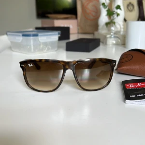 Rayban boyfriend - Säljer ett par rayban i bra skick. Finns 3 storlekar och denna är mellanstorleken (60x15). Nypris 1600kr Tänker mig 550kr. 