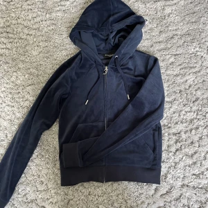 Juicy couture tröja - Säljer denna nästan helt oanvända Juicy Couture tröjan i färgen Night Sky.