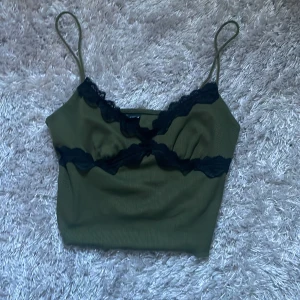 Linne - Mörkgrönt linne. Super mysigt linne i bra skick. Nästan aldrig använd. Väldigt fin till den mysiga hösten. Storlek S. Köpt från shein men i väldigt bra material.