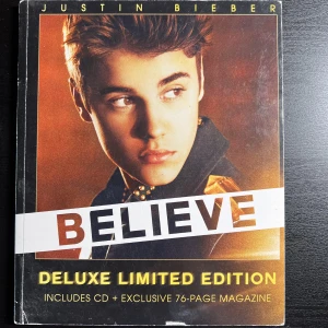 Justin bieber Believe deluxe - Begangnat skick, inget fel på skivan. Köpte själv den som begangnat på tradera för några år sedan, därav det ytliga skicket. Men sidorna i boken är fina