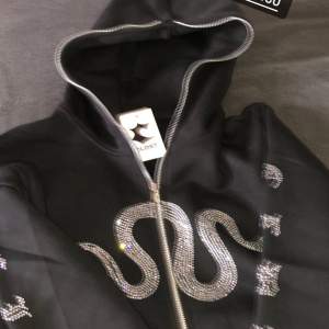 Hej säljer nu min fullzip hoodie med rhinestones. Den är knappt använd, köpte den i februari för 700. Slå ett dm om du är intresserad!