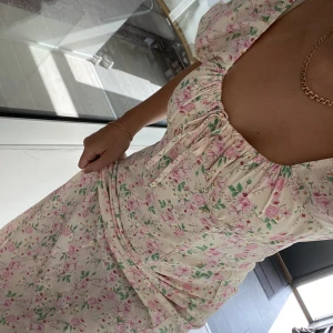 Långklänning  - Super fin och somrig långklänning med blommor från bikbok. Stl XS men passar även S