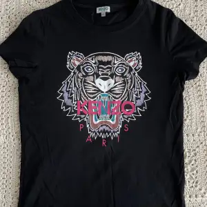 Kenzo Tiger T-shirt ✨                                               Storlek: XS.                                                                                       Mått: B 42 cm / L 58 cm.
