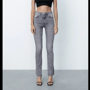 Zara jeans - SLUTSÅLDA zara jeans! Bootcut jeans med en slit! 