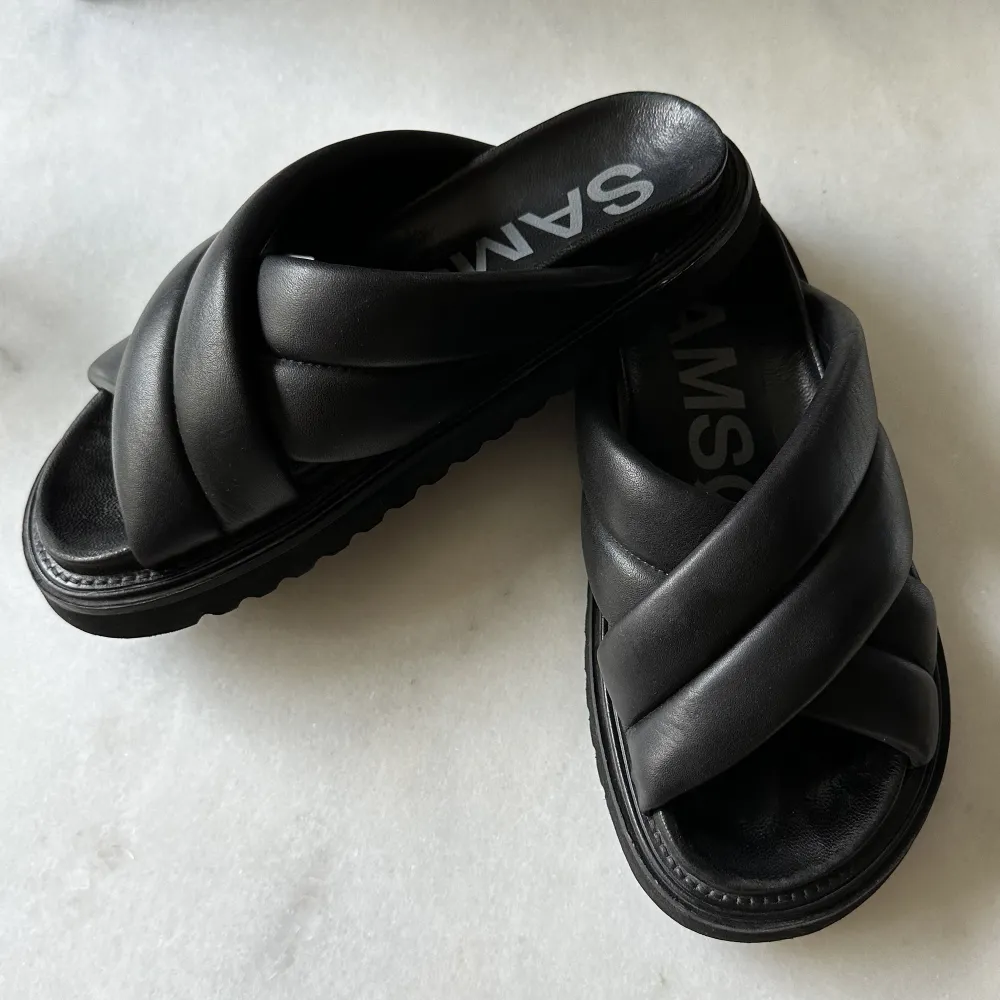 Väldigt sparsamt använda sandaler från Samsøe. Rejäla och ganska tjock sula som gör de bekväma att gå i. Sandalerna är i läder. Nypris 1800kr. Skor.