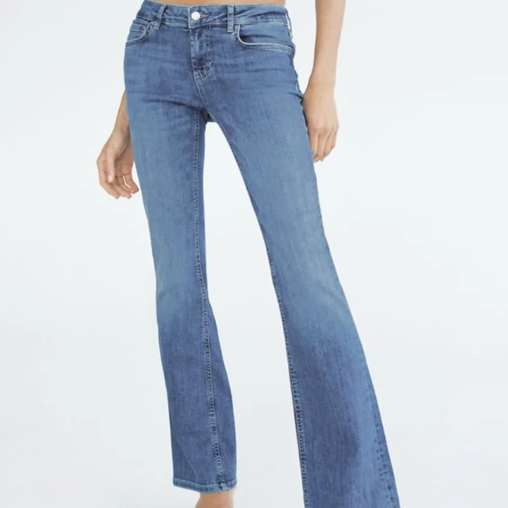 Ett par helt nya lågmidjade jeans ifrån zara. Testade en gång, annars oanvända.. Jeans & Byxor.