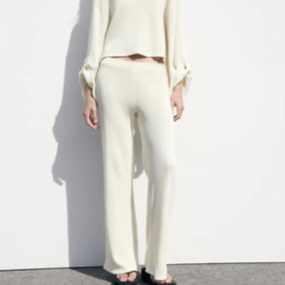 Ett par lågmidjade mjukisbyxor ifrån Zara. Bara testade en gång, lite för korta för mig som är 172. Lite vit/beige i färgen.. Jeans & Byxor.