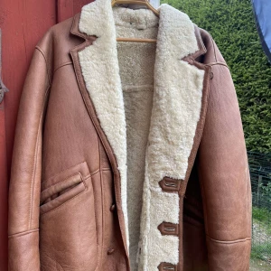 Skinnjacka med fårull - Storlek L unisex Fint skick Strl 26 