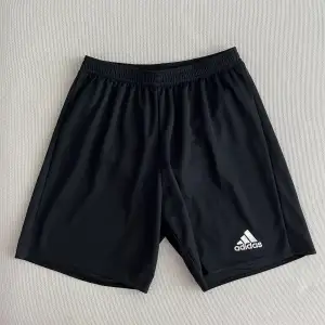 Comfy, sweatproof training shorts. UK/US size S. Good condition, no stain.