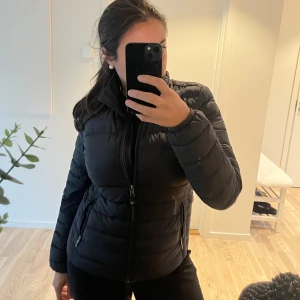 Parajumper dam jacka - Säljer min äkta parajumper i storlek M då jag inte får någon användning för den. Älskar passformen på den och jag har använt den men den är i väldt bra skick. 💓Ordinarie kostar den 3899 men säljer den för 750 💕💓