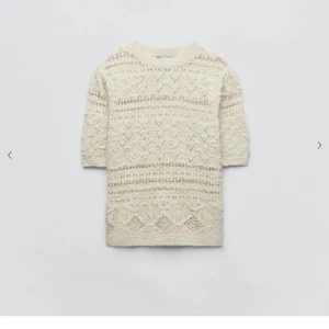 Stickad tröja Zara - En intressekoll på en superfin krämvit stickad t-shirt från zara som inte kommer till så mycket användning längre. Den är jättefin och sitter super, använd fåtal gånger, inga defekter💕 Storlek Xs - S. skriv för fler frågor! 