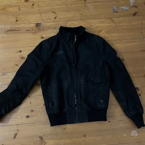 Bomberjacka G star  - Bomberjacka från G Star med Snygga detaljer & praktiska fickor.  Storlek M men passar S också.  Nypris ca 2000:- 