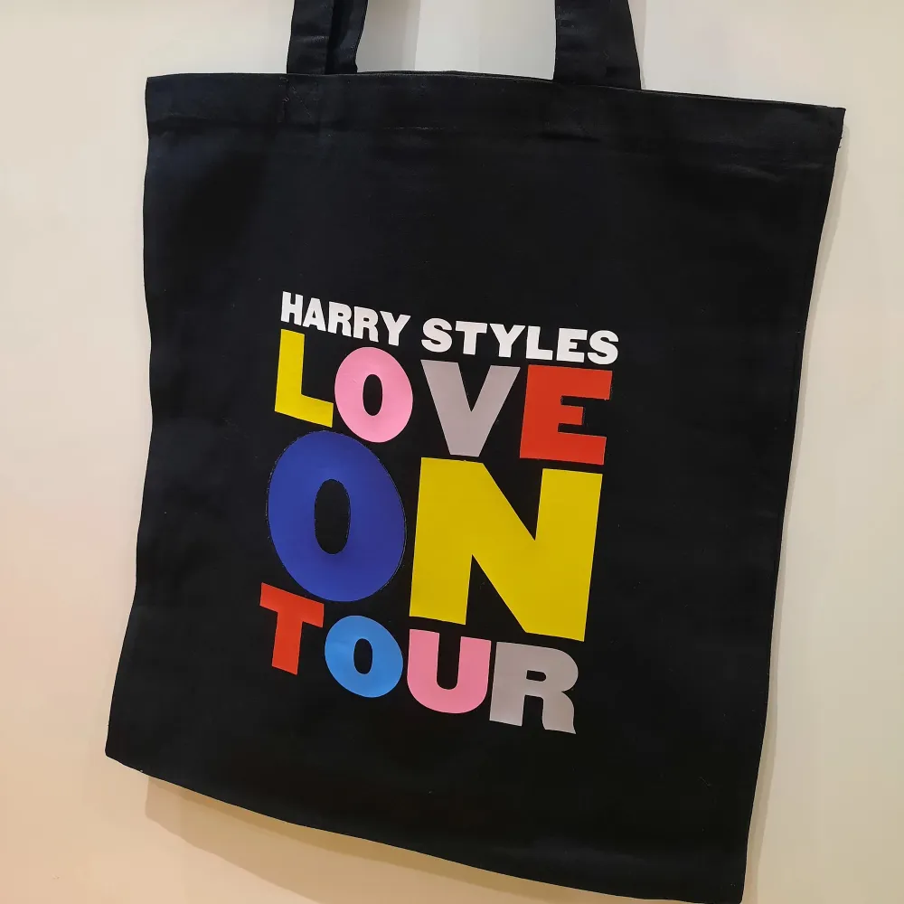 Säljer min Harry Styles Love On Tour tygväska då den inte kommer till användning längre💕Buda från 300kr i kommentarerna!. Väskor.