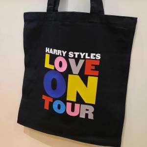 Säljer min Harry Styles Love On Tour tygväska då den inte kommer till användning längre💕Buda från 300kr i kommentarerna!