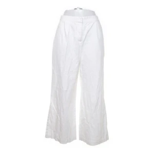 Linnebyxor  - Lågmidjade linnebyxor. Storlek 38 men rätt korta i längden, passar någon som är 165 och nedåt. Midjemåttet är 72cm