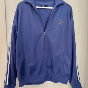 Fred Perry tracksuit - Blå Fred Perry tracksuit-tröja i nyskick⭐️