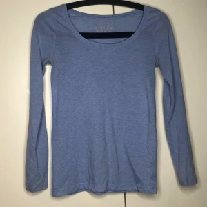 Ljusblå långärmad  - - Bra skick 