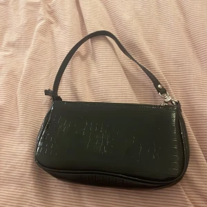 Svart axelväska🖤🥰😻🛍️ - Hej jag säljer denna svarta axelväska! Den ser väldigt dålig ut på bild! Men är mycket finare i vekligenheten!😊☺️