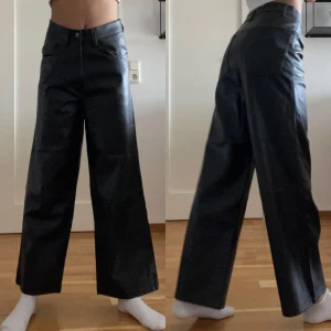 vida läderbyxor - vida läderimitationsbyxor i storlek xs ifrån lager 157. finns defekter då två av bältesögglorna har låstnat.