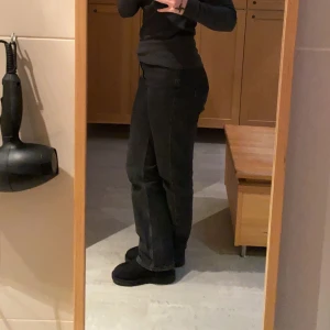 Jeans - så snygga mörkgråa/urtvättade svarta jeans som ska ha en lite tightare passform med high rise (ROWE modellen från (weekday) de har blivit för stora på mig men vill gärna att de ska komma till användning igen hos någon annan! 🫶🏼