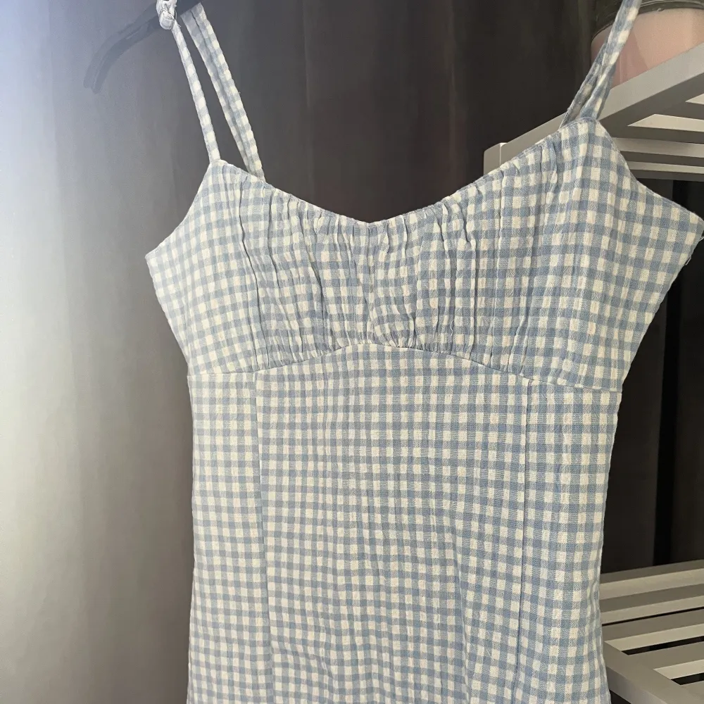 En blåvit randig klänning från Pull&Bear i stl XS💗Endast testad! Kontakta mig vid frågor. Klänningar.