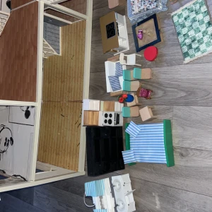 Dockhus  - Detta dockhuset är väldigt slitet och min syster använder det inte längre, jag säljer det för 50kr + 20kr sakerna. Om du vill ha fler bilder så skriv privat