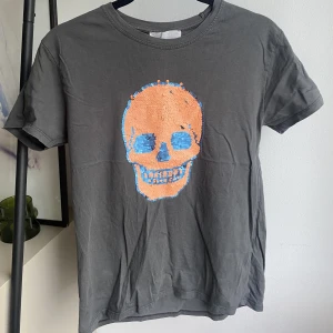 T-shirt - T-shirt från Zara kids stl 140cm. Den passar mig som är 170cm och har generellt stl XS