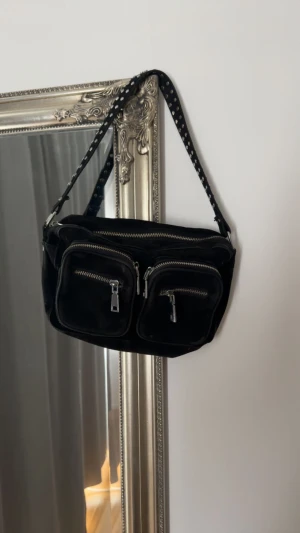 Väska  - Säljer denna väskan, knappt använt och den är i jätte bra skick och bra med utrymme! Säljer den för 300 kr men priset kan diskuteras 