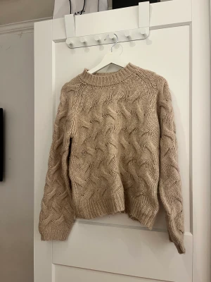 Stickad tröja  - Stickad tröja från NA-KD, strl s/m