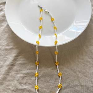 Handgjort halsband med gula blommor & med silvrig kedja & lås. Välj längd själv. 🌼  75kr + frakt 16kr Swish  Instagram A.N Smycken 
