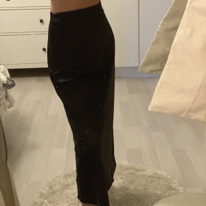 Brun silkeskjol - Brun midi silkeskjol från Lindex, använd 1 gång. Säljes då den inte kommer till användning. Skriv för egna bilder!!🤎