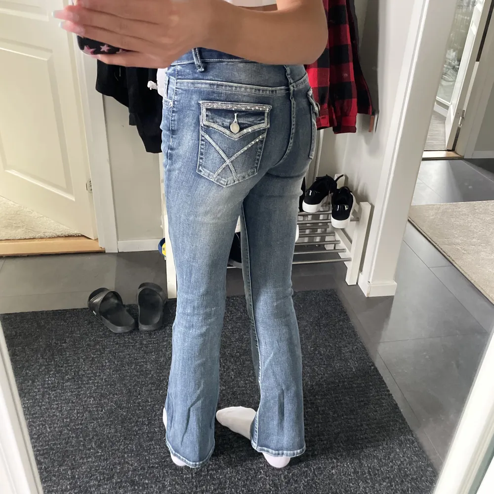 Ett par lågmidjade jeans som är jätte bra skick har aldrig använt dom! Storlek 34 och säljer dom för 150kr. Säljer dom pågrund av att dom är för små! Köparen står för frakt❤️. Jeans & Byxor.