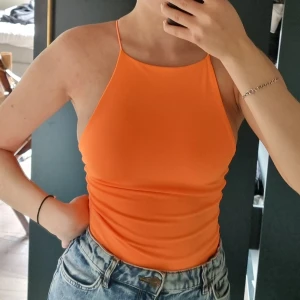 Neonorange body - En neonorange body från new yorker. Aldrig använd. Korsat i ryggen o stretchigt material🌸💖