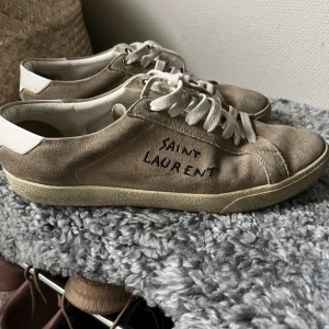 YSL skor - Ett par Beige YSL skor i Strl 44.