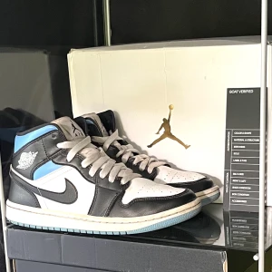 Jordan 1 mid university blue - 🦋Jordan 1 mid university blue 🦋🔥Storlek 40,5 🔥🌸Box och kvitto tillkommer 🌸☀️Perfekta till sommaren ☀️🍀Bra skick🍀🦕Svarar gärna på frågor eller skickar fler bilder 🦕💥Äkta 💥📦Kan fraktas eller mötas upp i Stockholm 📦⭐️Pris kan diskuteras vid snabb affär ⭐️