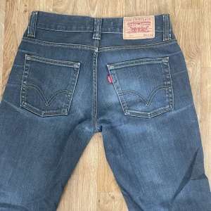 Levis jeans - Low waisted jeans, w31 l34, passar bra på mig som är 167cm men är för långa. 